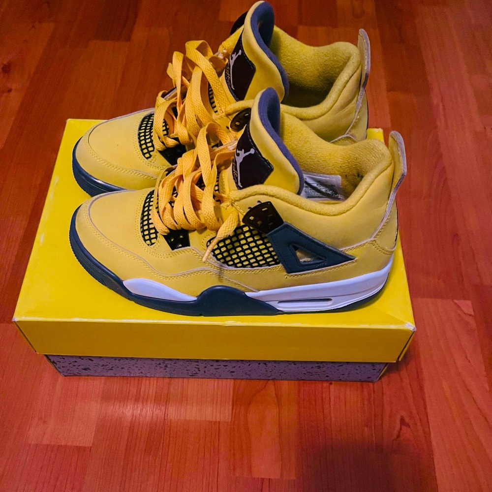 Air Jordan 4 Lightning size 6Y/7.5 womens
